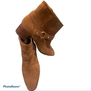 Tan ankle suede boots 👢